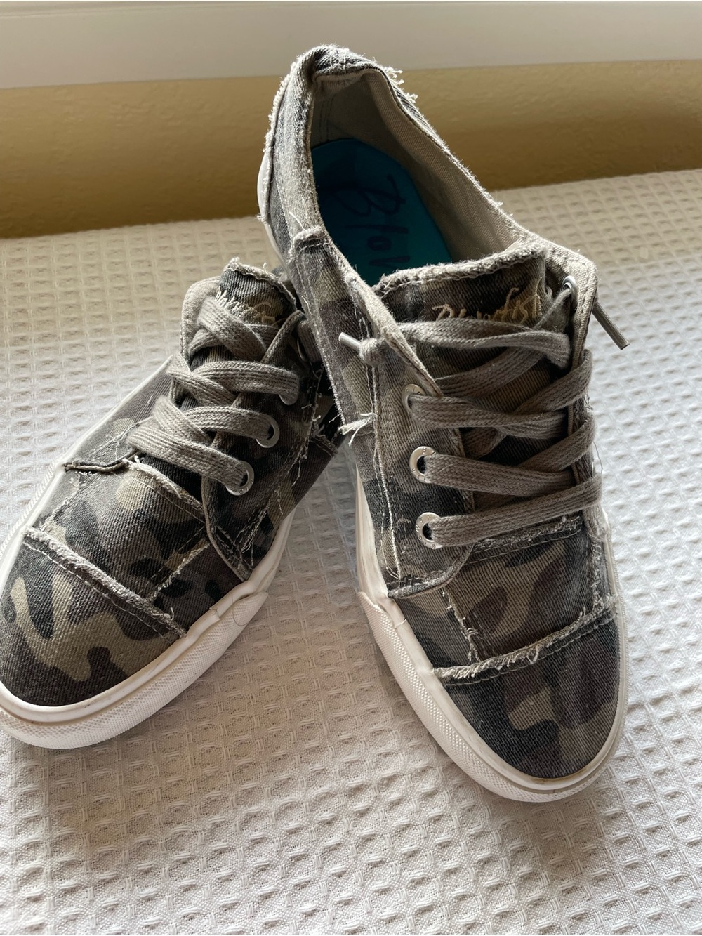 Blowfish Green Camo Low-Top Sneakers Size 8.5